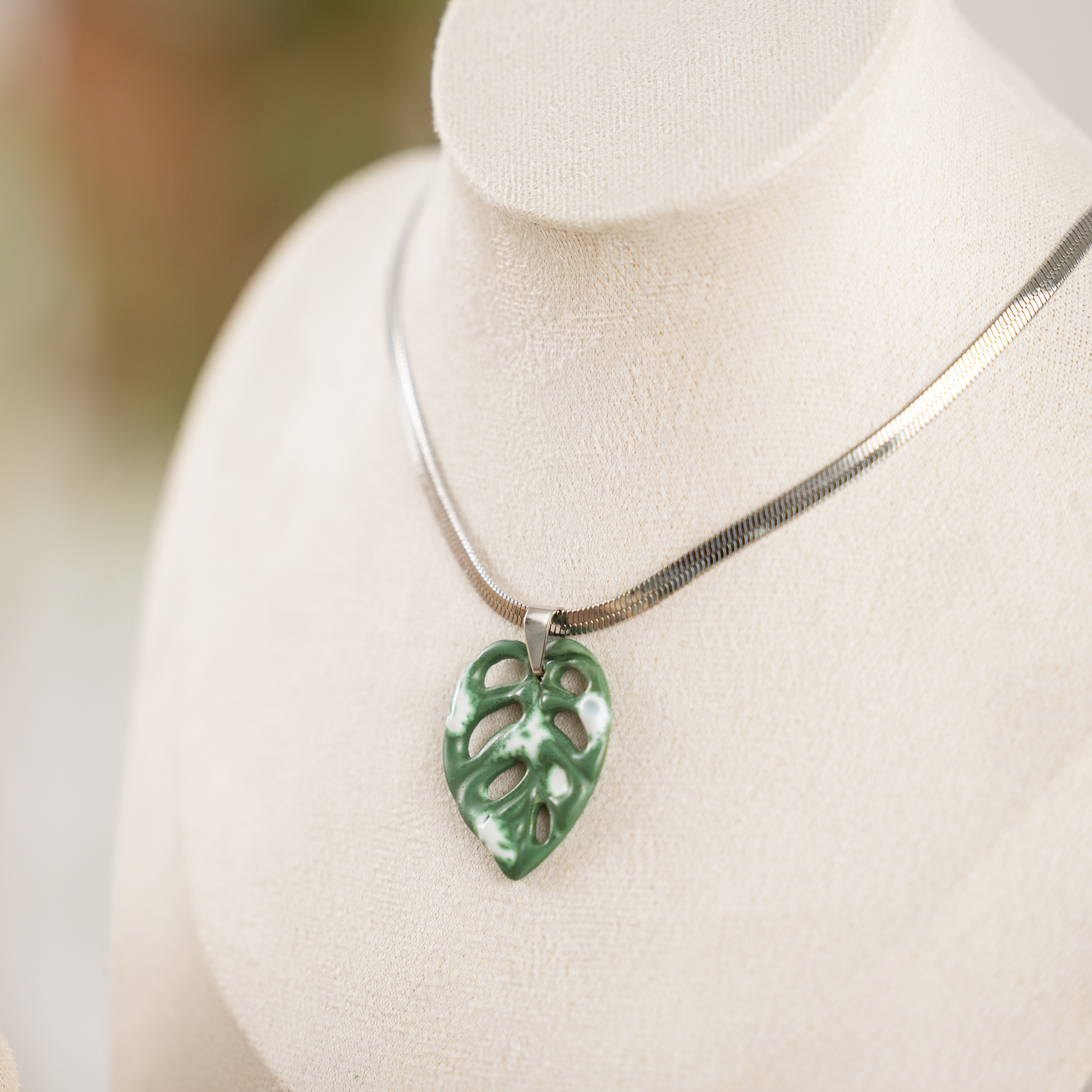collana acciaio ciondolo artigianale ceramica verde monstera adansonii variegata