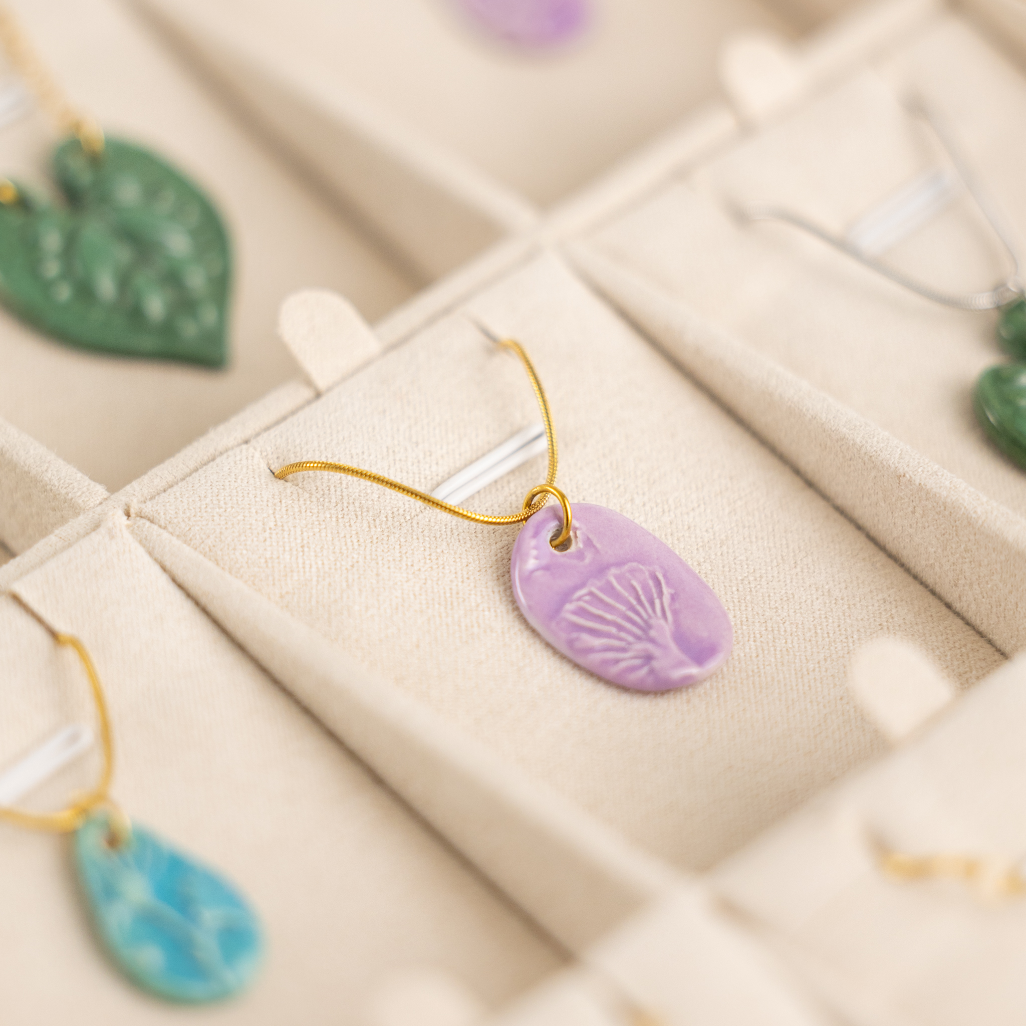 collane artigianali ceramica colorata lilla texture ginkgo