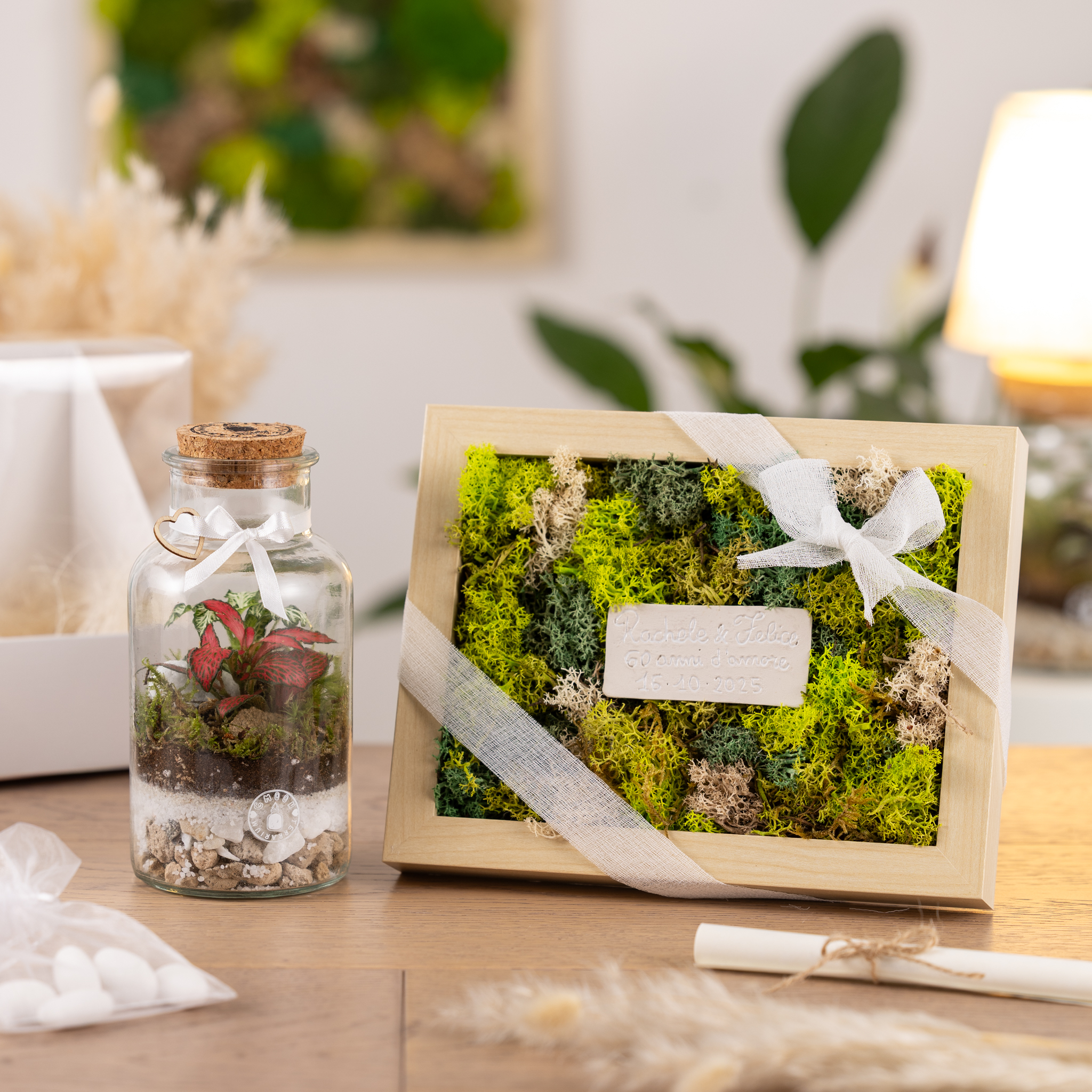 bomboniere artigianali per eventi matrimoni battesimi terrario con bottiglia vetro con piante colorate e cornice con muschio stabilizzato e targhetta personalizzata in ceramica