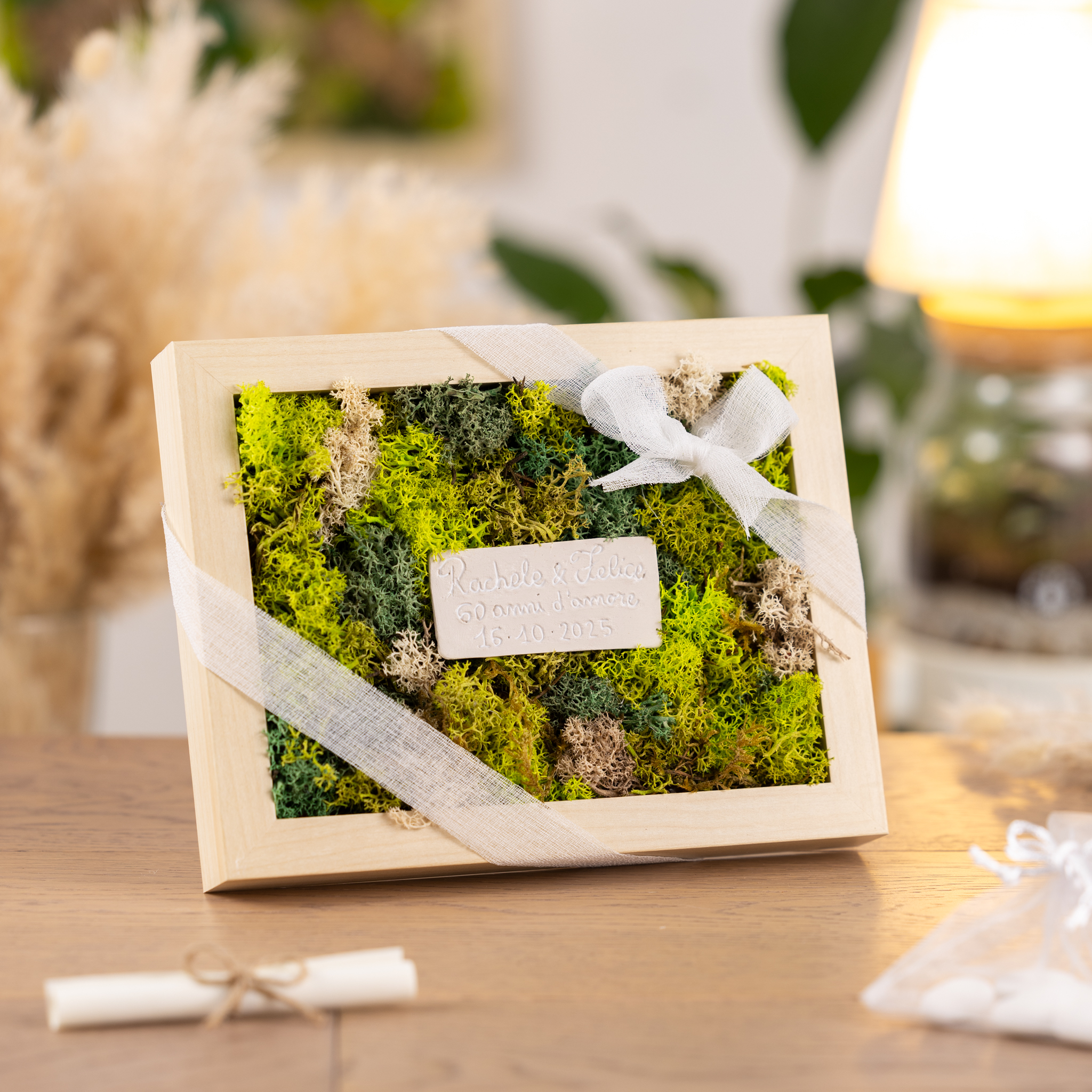 bomboniera quadretto artigianale cornice con muschio stabilizzato e targhetta in ceramica