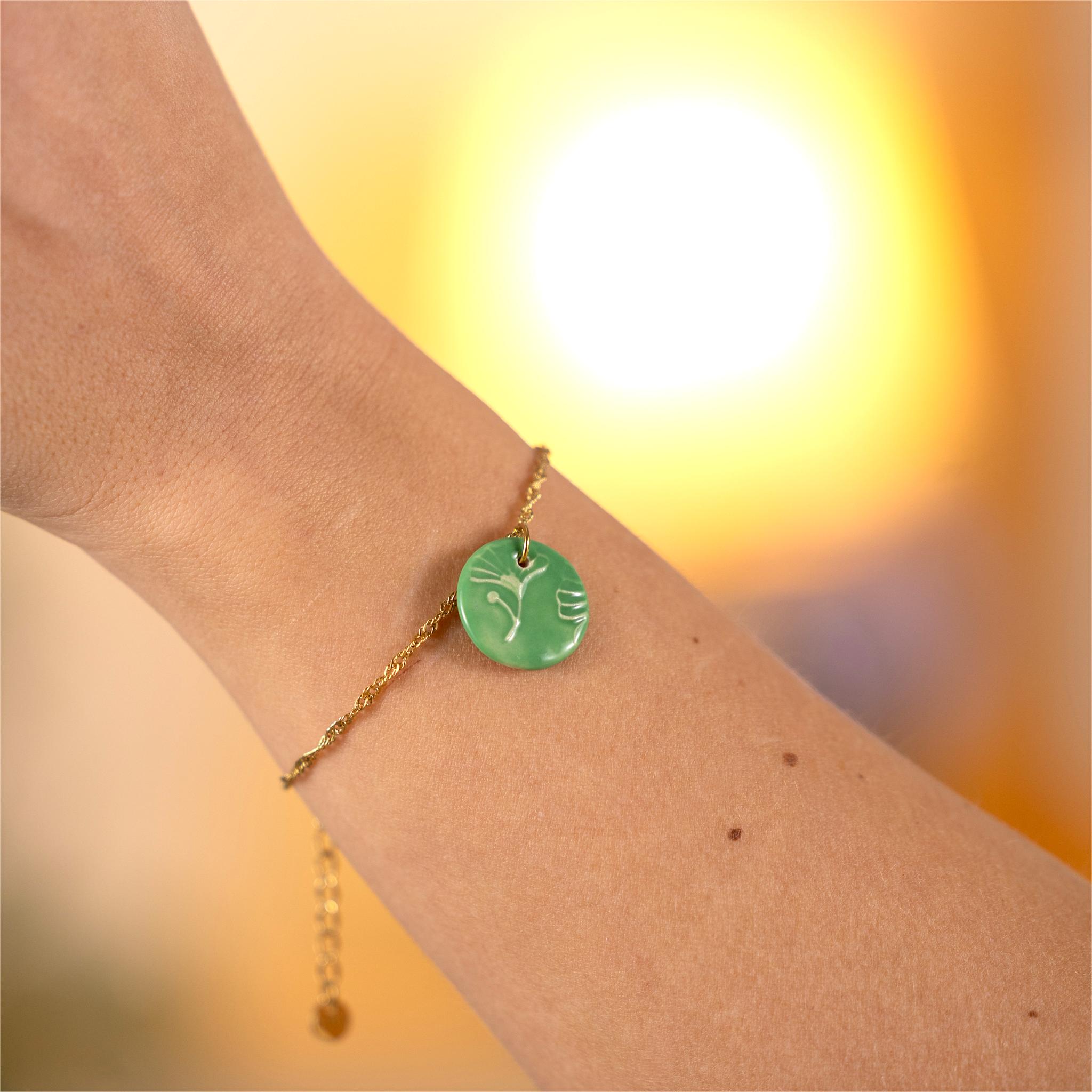 bracciale acciaio oro ciondolo artigianale ceramica verde texture ginkgo