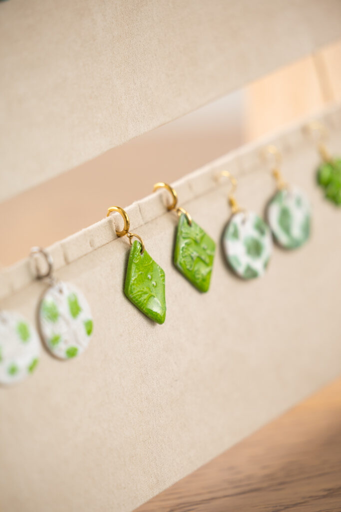 espositore orecchini artigianali ciondoli ceramica colorati