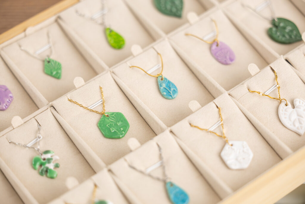 espositore collane artigianali ciondoli ceramica colorati