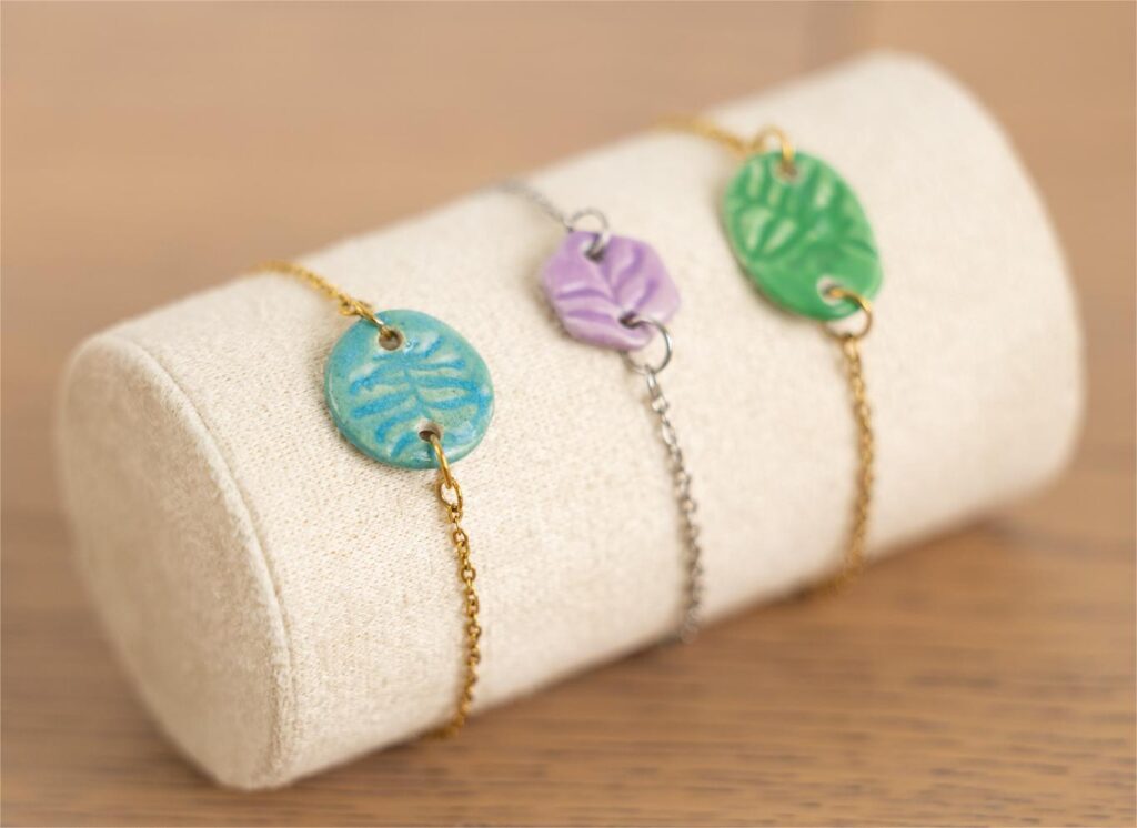espositore bracciali artigianali ciondoli ceramica colorati