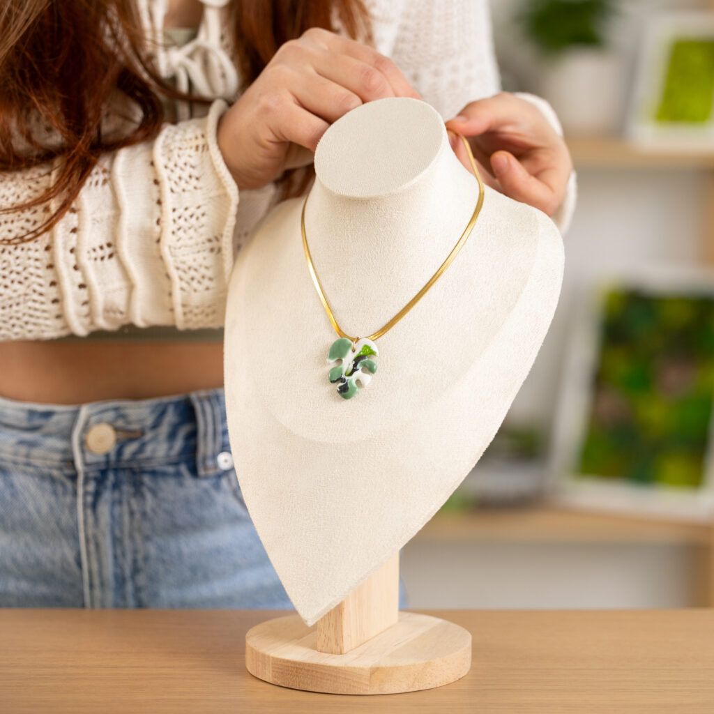 collana oro artigianale ciondolo in ceramica foglia monstera variegata