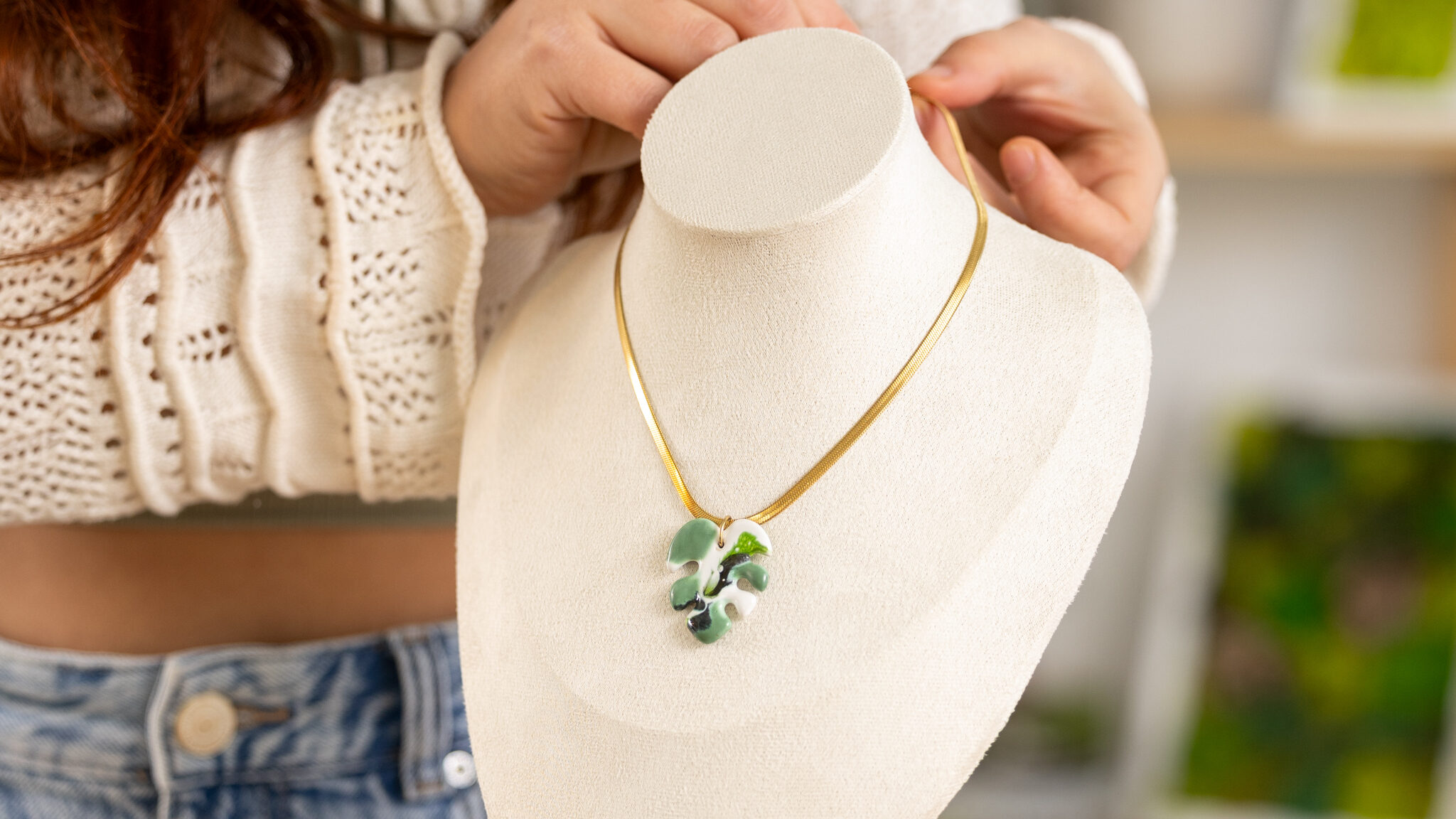 collana oro artigianale ciondolo in ceramica foglia monstera variegata