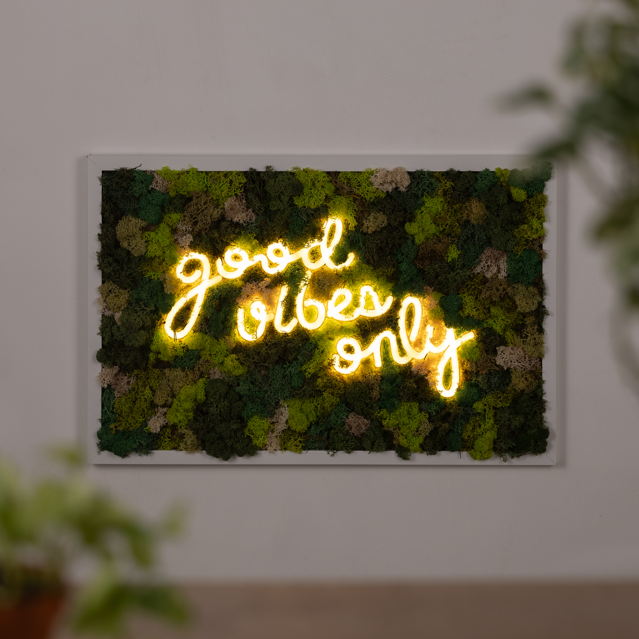 cornice bianca moss mosaic led "good vibes only"