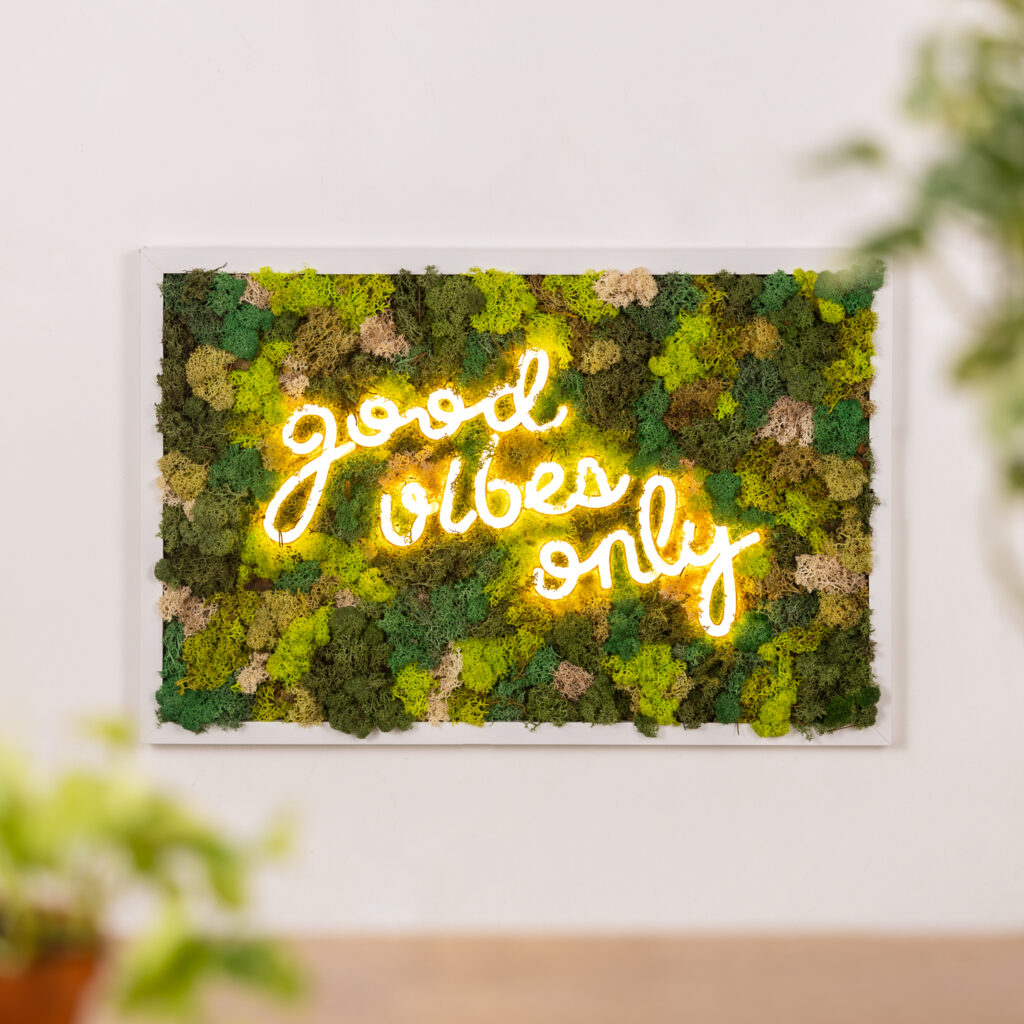 cornice bianca moss mosaic led "good vibes only"